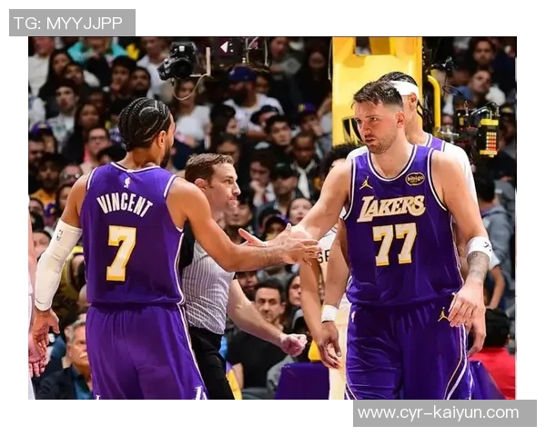 马刺全队七人得分上双展现团队实力文班缺阵依然强势取胜